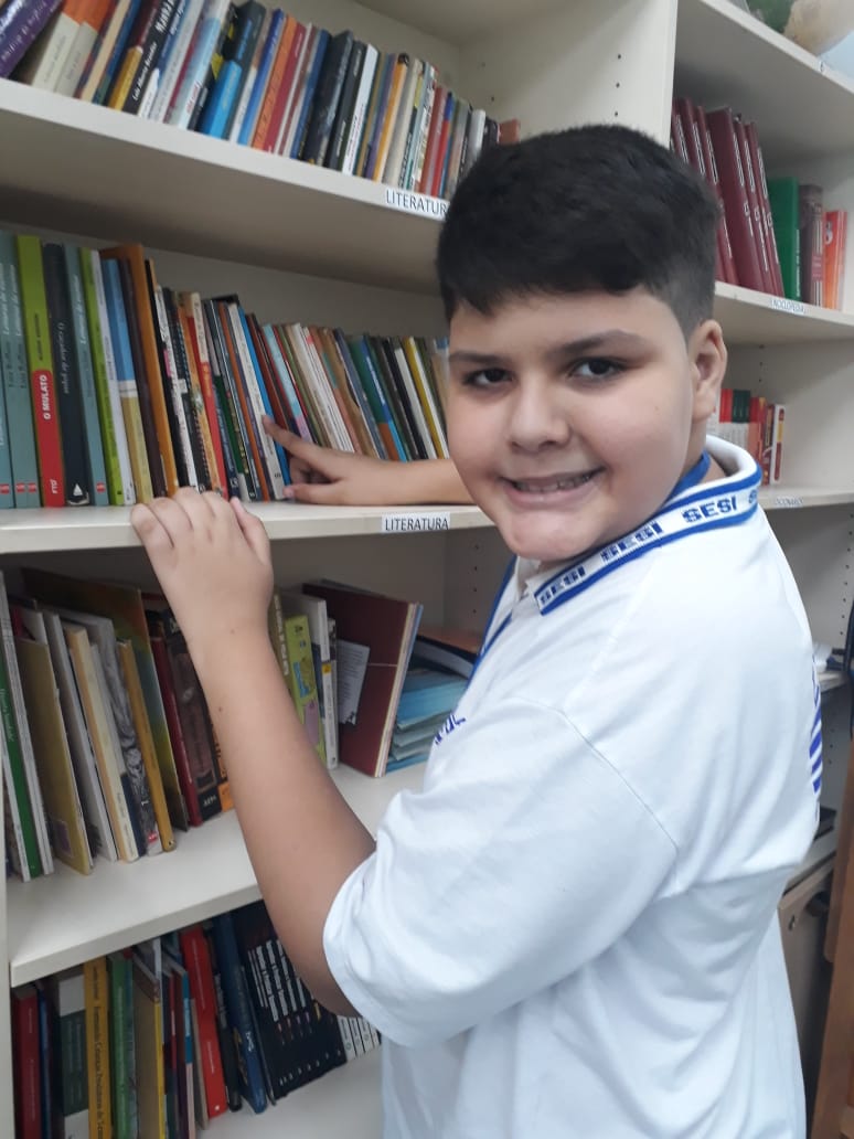 Enzo leu mais de 30 livros durante o projeto Desafio Literário / Foto: arquivo pessoal